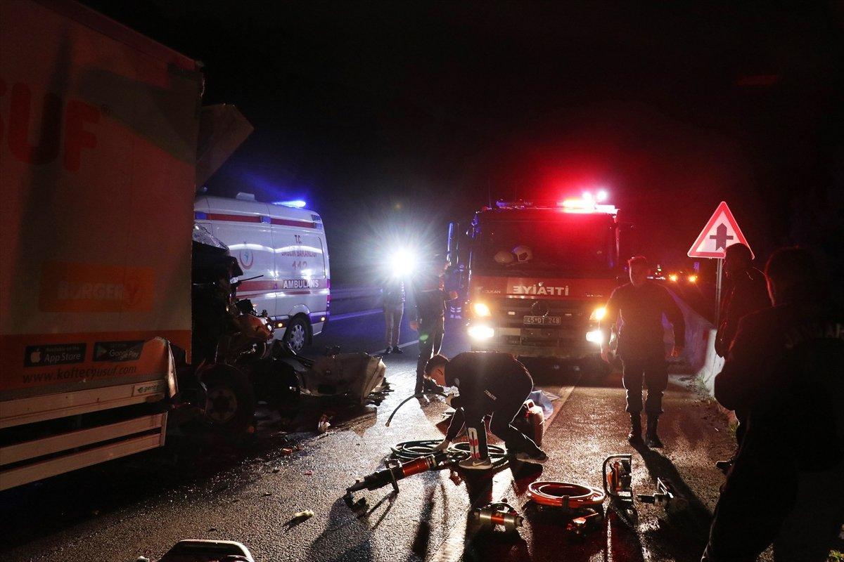 Manisa'da kamyona çarpan kamyonetteki yolcu öldü, sürücü yaralandı