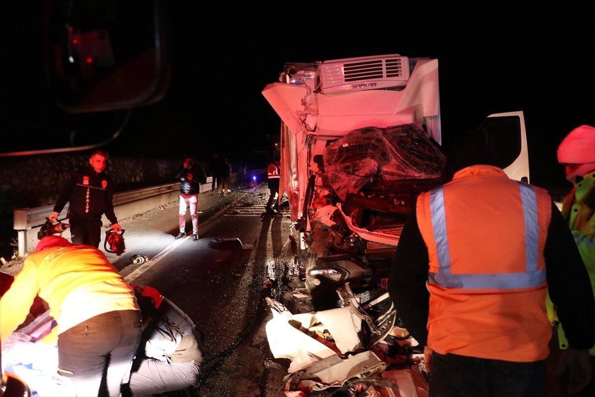 Manisa'da kamyona çarpan kamyonetteki yolcu öldü, sürücü yaralandı
