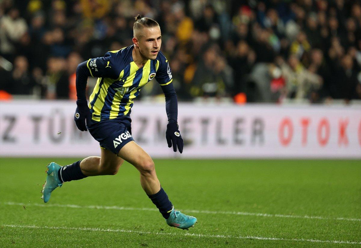 Dimitris Pelkas, sonradan girip golünü atıyor