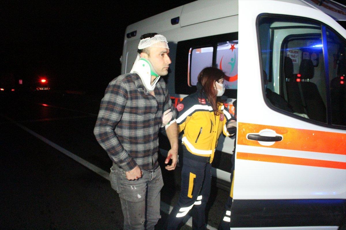 Manisa'da kamyona çarpan kamyonetteki yolcu öldü, sürücü yaralandı