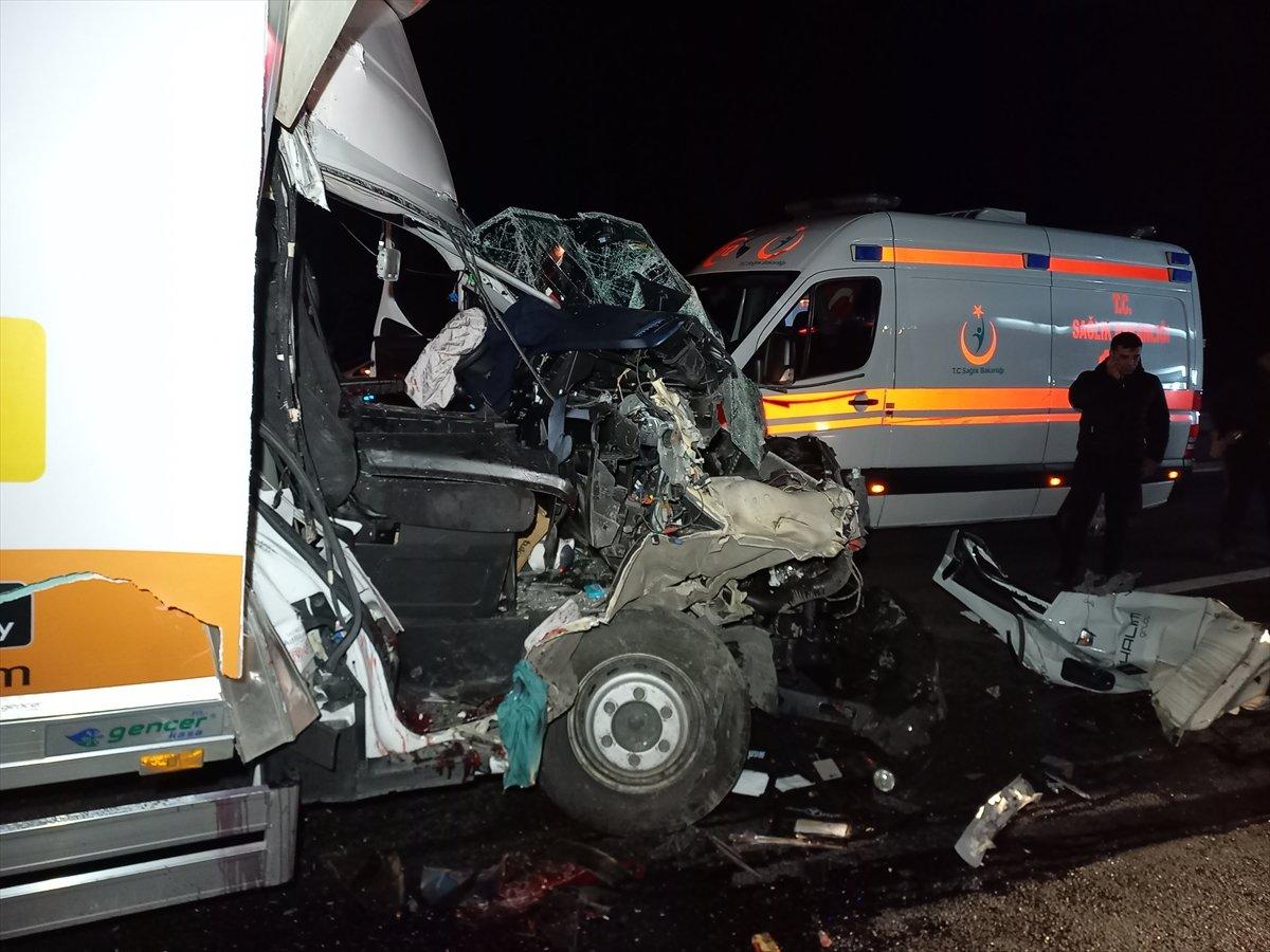 Manisa'da kamyona çarpan kamyonetteki yolcu öldü, sürücü yaralandı