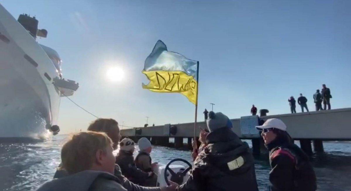 Abramoviç'in Muğla'ya gelen yatına, Ukraynalı yelkencilerden protesto