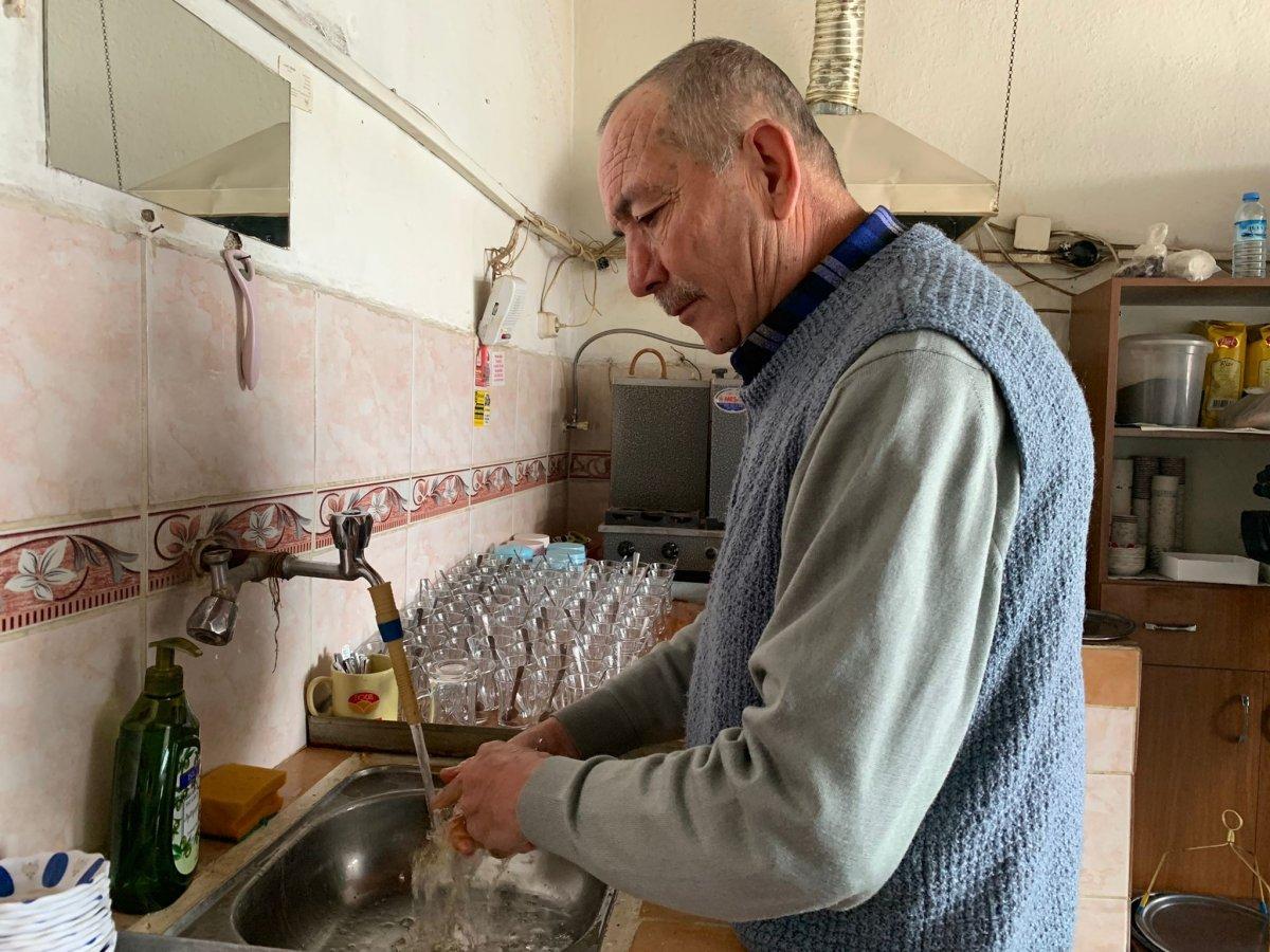 Eskişehir’de, eski belediye başkanı çay ocağında çalışıyor