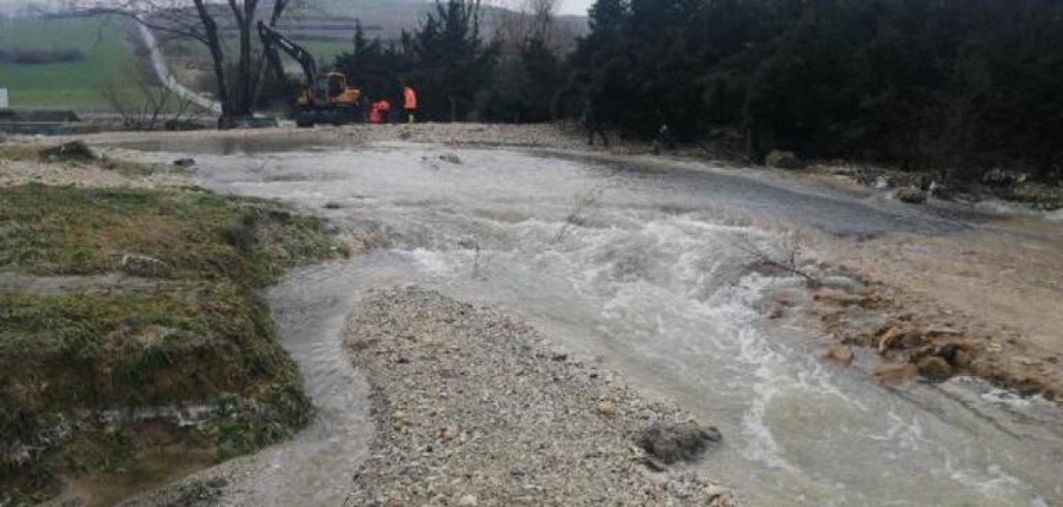 Büyükçekmece'de İSKİ borusu patladı: Araçlar ilerleyemedi