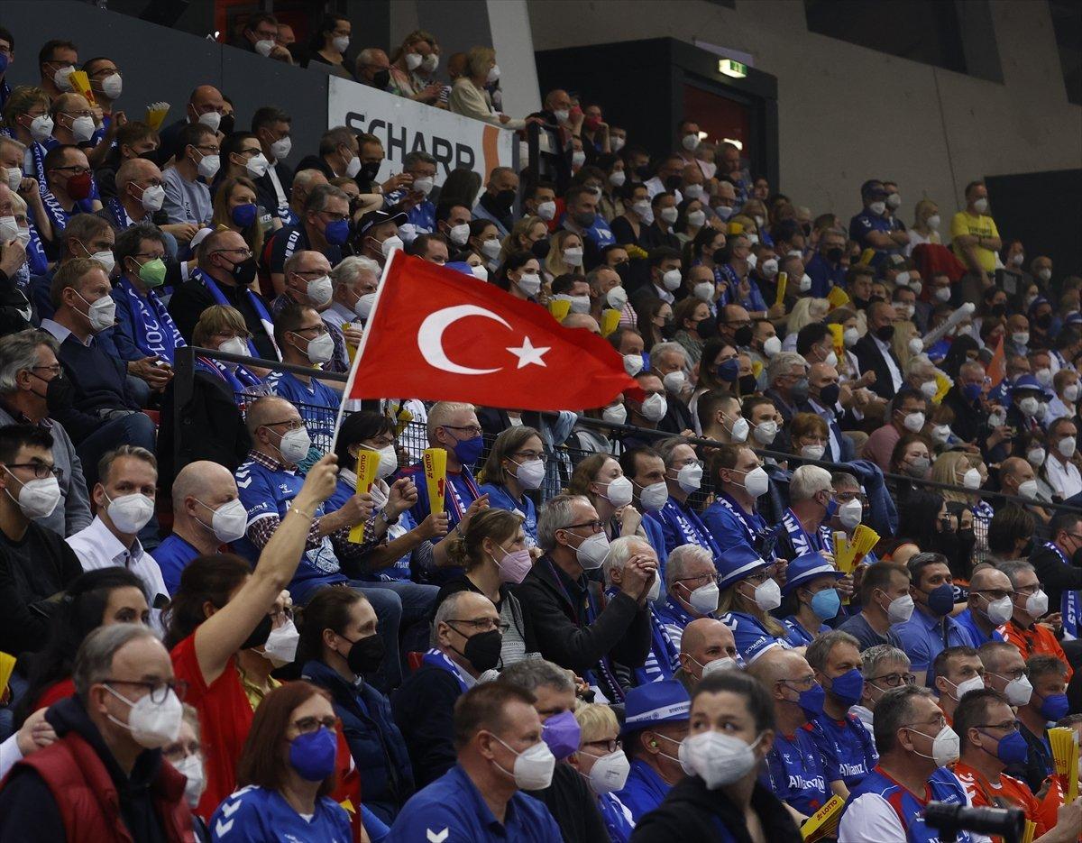 Eczacıbaşı Dynavit, CEV Kupası Final maçını kazanarak şampiyon oldu