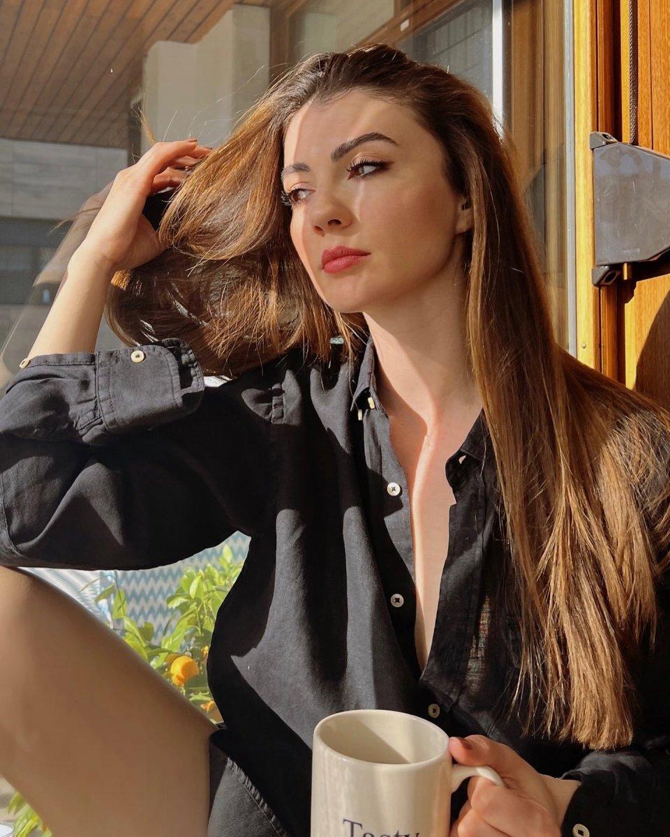 Burcu Özberk'ten pencere önü pozu