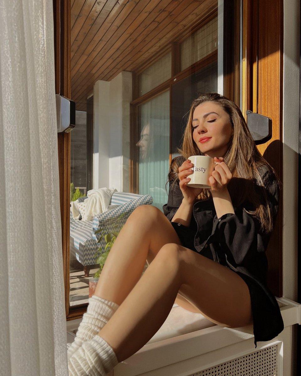 Burcu Özberk'ten pencere önü pozu