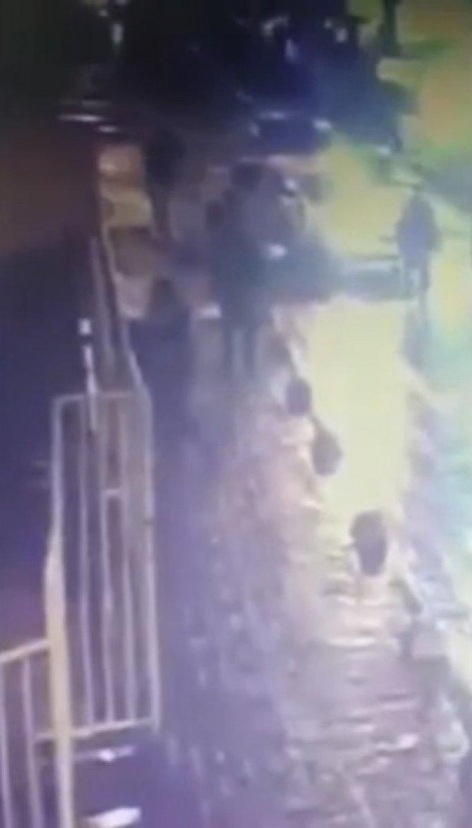 Beyoğlu'nda taksici genç kızı darbetti