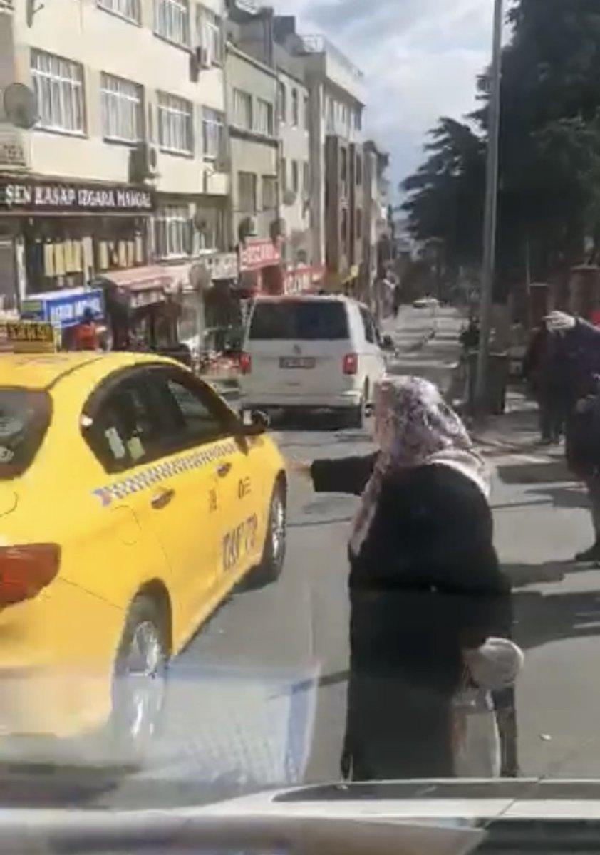Fatih'te ayakta duramayan yaşlı kadın, kısa mesafe nedeniyle taksiye alınmadı