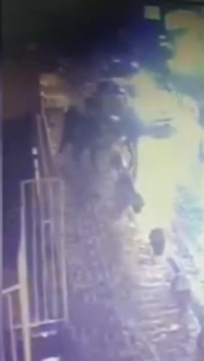 Beyoğlu'nda taksici genç kızı darbetti