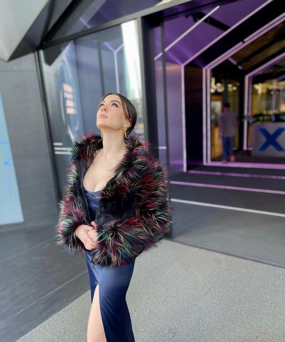 Burcu Özberk'ten pencere önü pozu