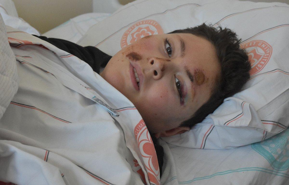 Sivas'ta sokak köpeğinden kaçarken otomobilin çarptığı çocuk taburcu oldu