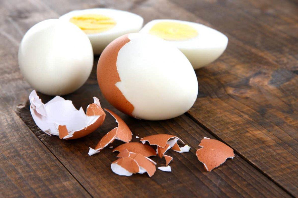 Çatlayan, dağılan, soyulmayan yumurtaya son! Haşlarken bunu yaparsanız çözülüyor...