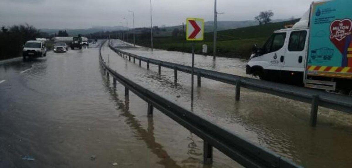 Büyükçekmece'de İSKİ borusu patladı: Araçlar ilerleyemedi