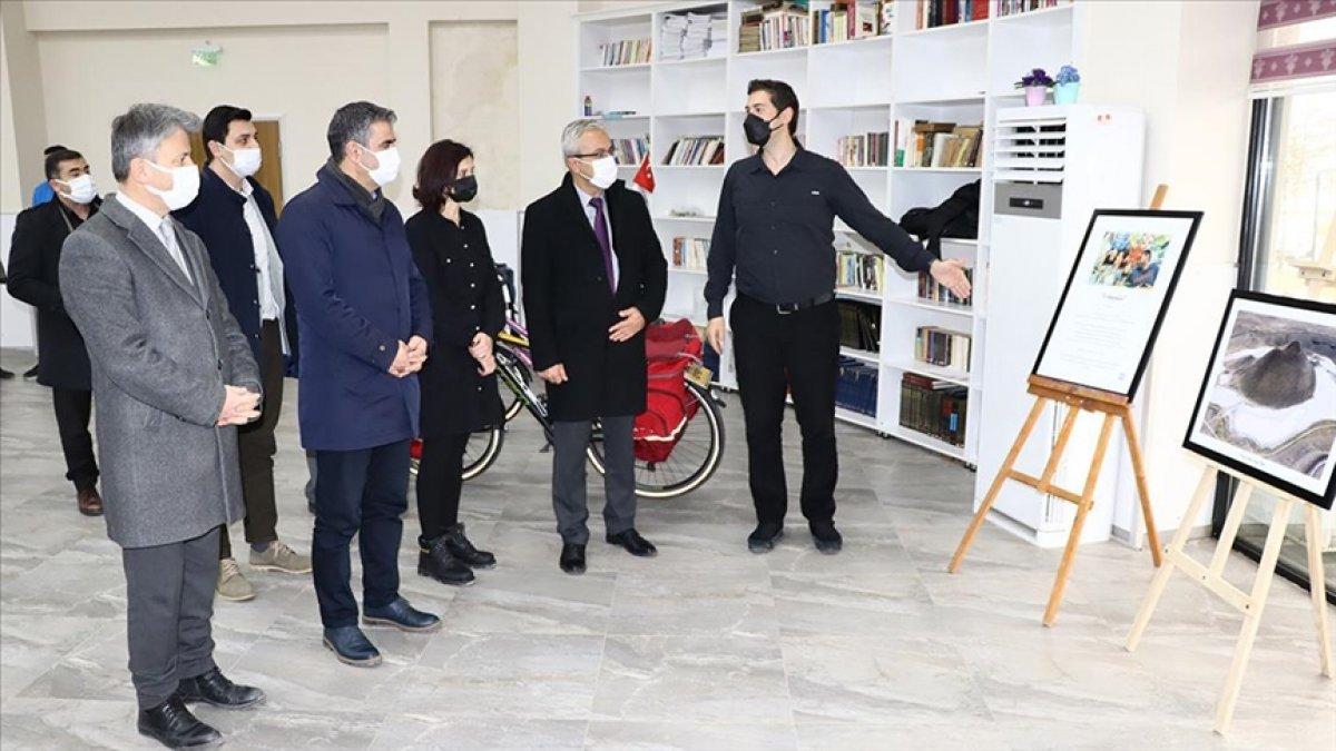 Bisikletle gölleri gezen aile fotoğraf ve su sergisi açtı