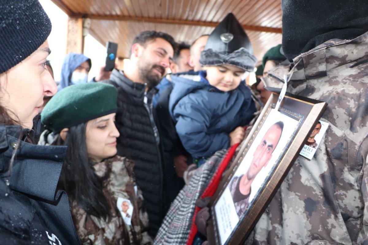 Şehit polis eşini, özel harekatçı kıyafetiyle uğurladı