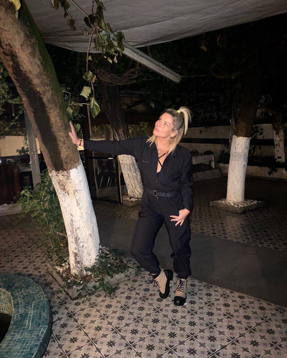 Pelin Öztekin'den bikinili paylaşım