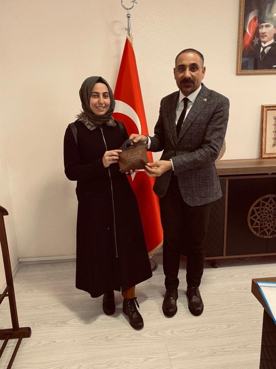 Ağrı'da minibüste düşürülen döviz ve altın sahibine ulaştırıldı