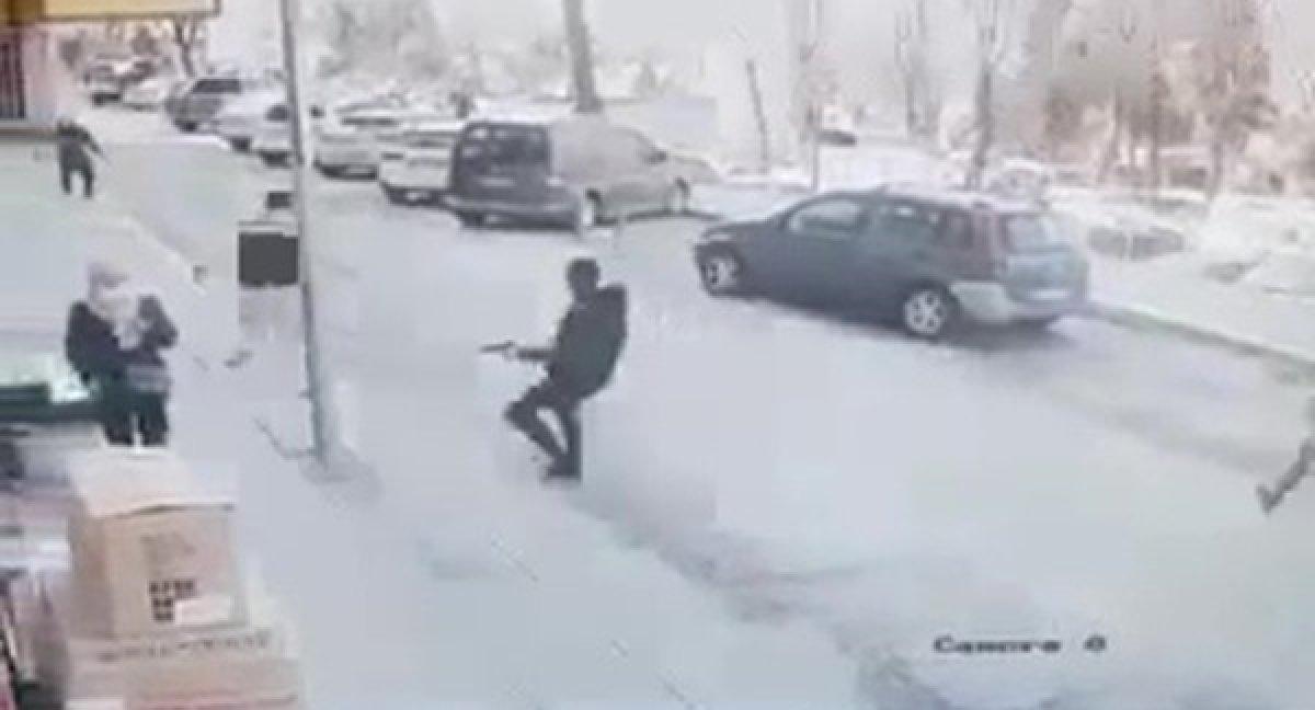 Düzce’de, husumetlisini sokakta silahla kovaladı