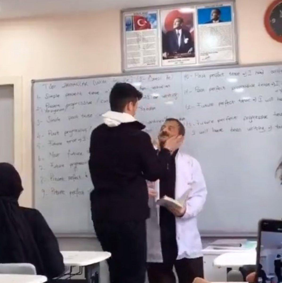 Ders anlatan öğretmene saygısız davranış