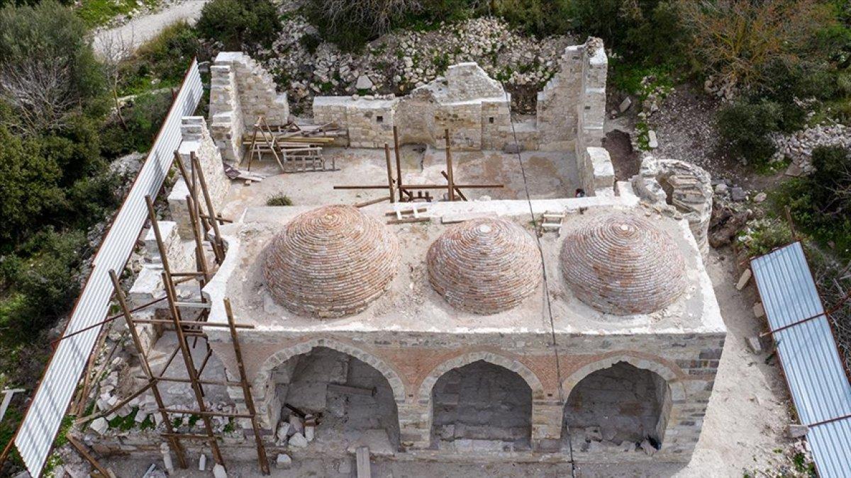 Çeşme'de 7 asırlık cami ayağa kaldırılıyor