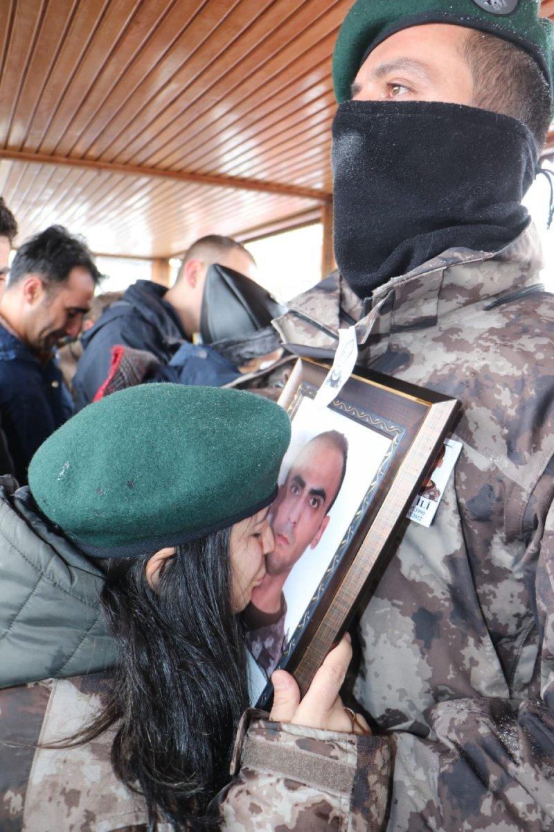 Şehit polis eşini, özel harekatçı kıyafetiyle uğurladı