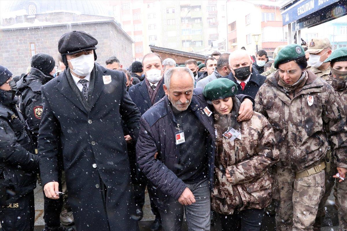 Şehit polis eşini, özel harekatçı kıyafetiyle uğurladı