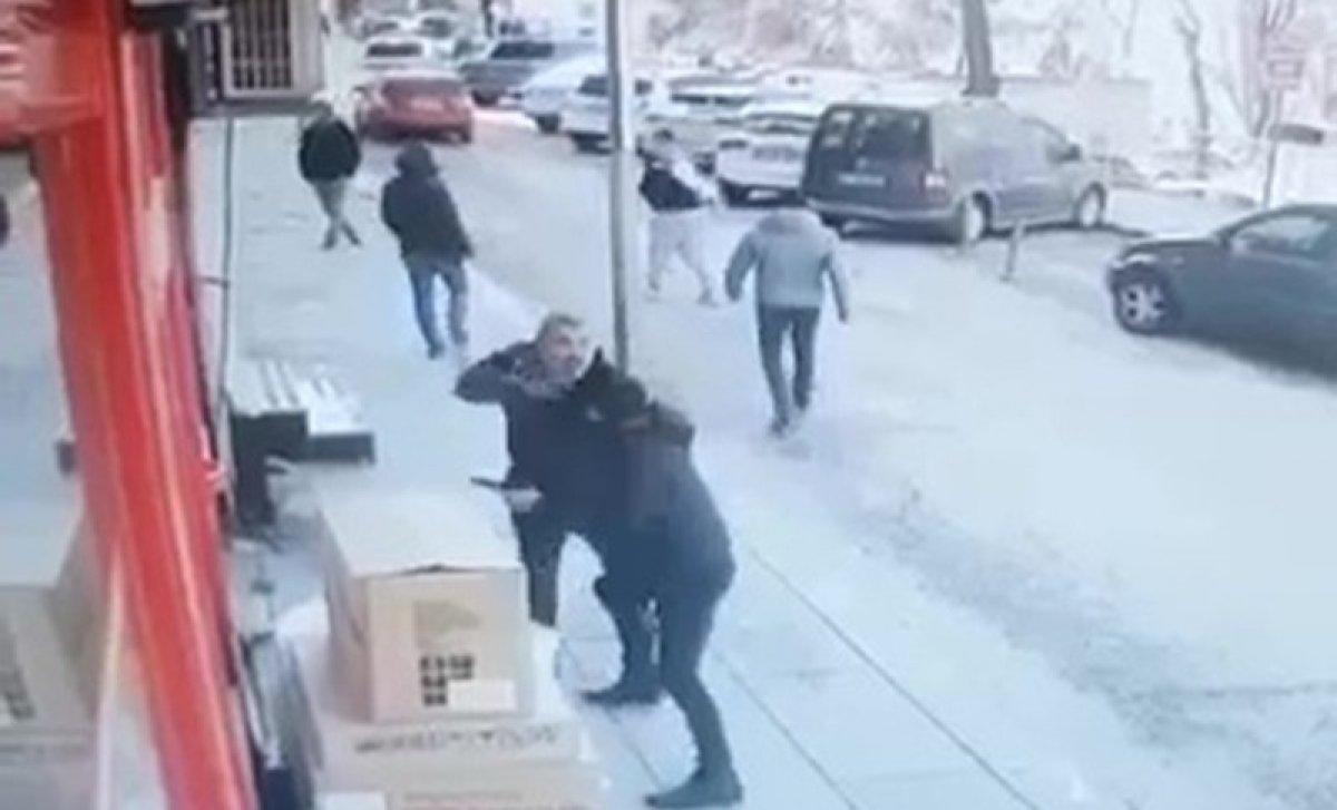 Düzce’de, husumetlisini sokakta silahla kovaladı