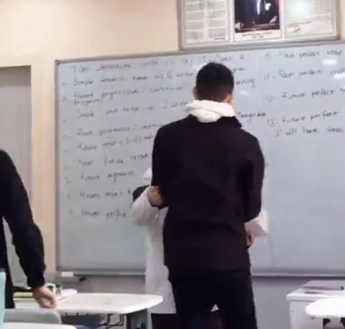 Ders anlatan öğretmene saygısız davranış