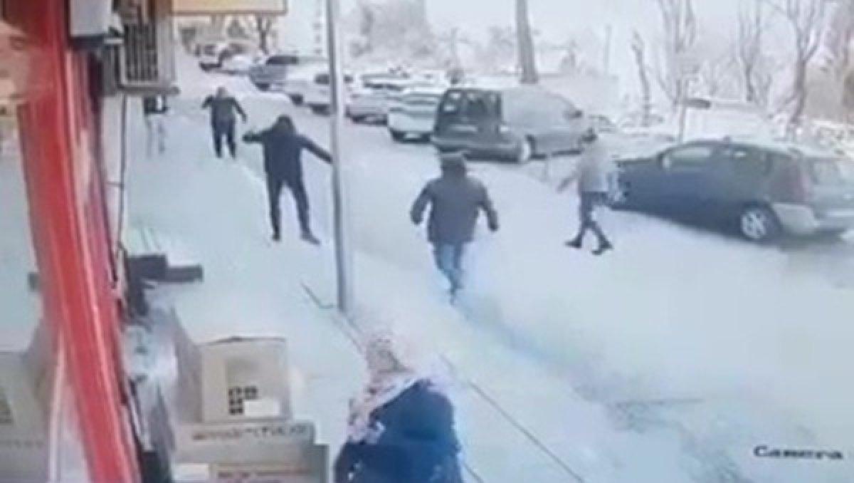 Düzce’de, husumetlisini sokakta silahla kovaladı