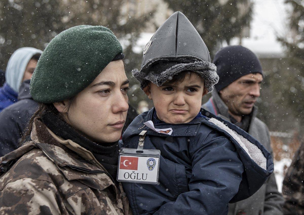 Şehit polis eşini, özel harekatçı kıyafetiyle uğurladı