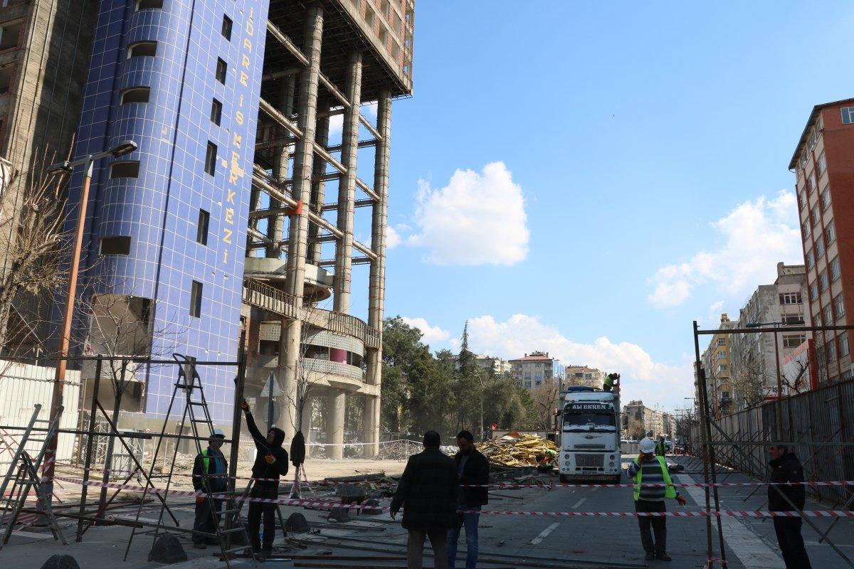 Kahramanmaraş'ta 'Dünyanın en saçma binası'nın yüzde 30'u yıkıldı