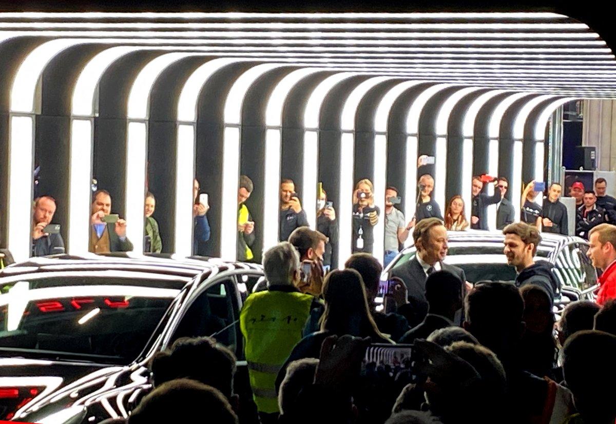 Elon Musk, Almanya fabrikasının açılışını dans ederek kutladı