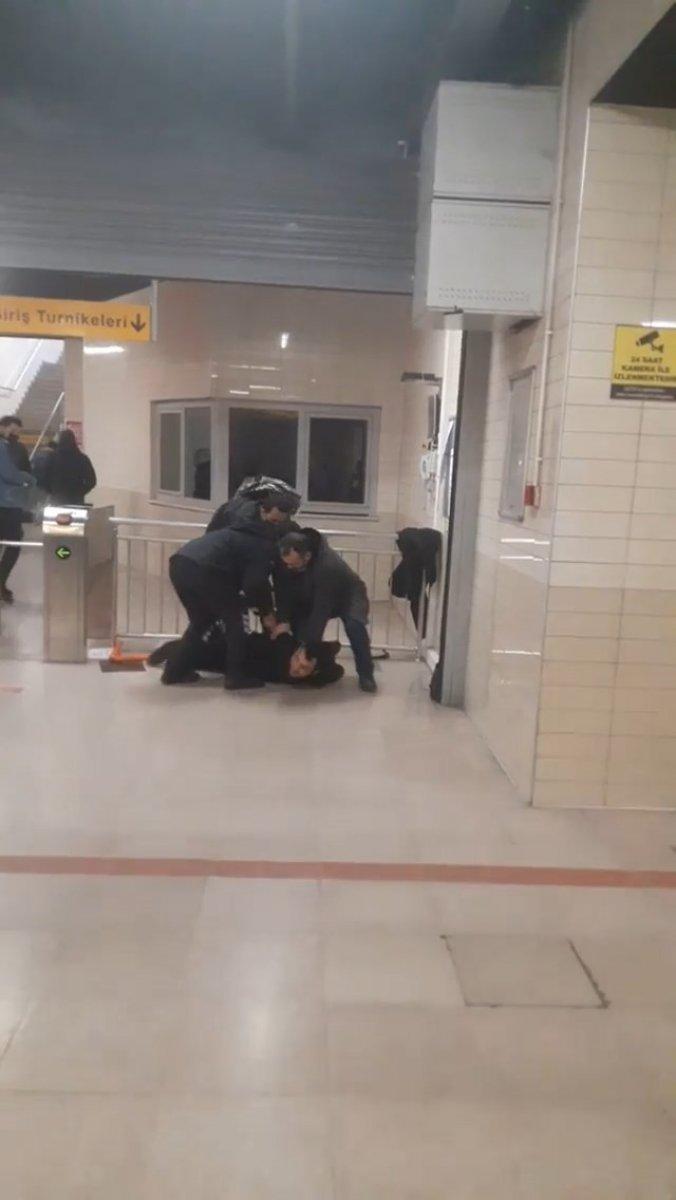 Bursa’da, metro istasyonundaki alkollü şahıs güvenliğe zorluk çıkardı