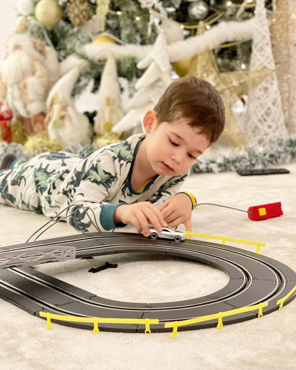 Burak Özçivit'in oğlu Karan şarkı söylüyor