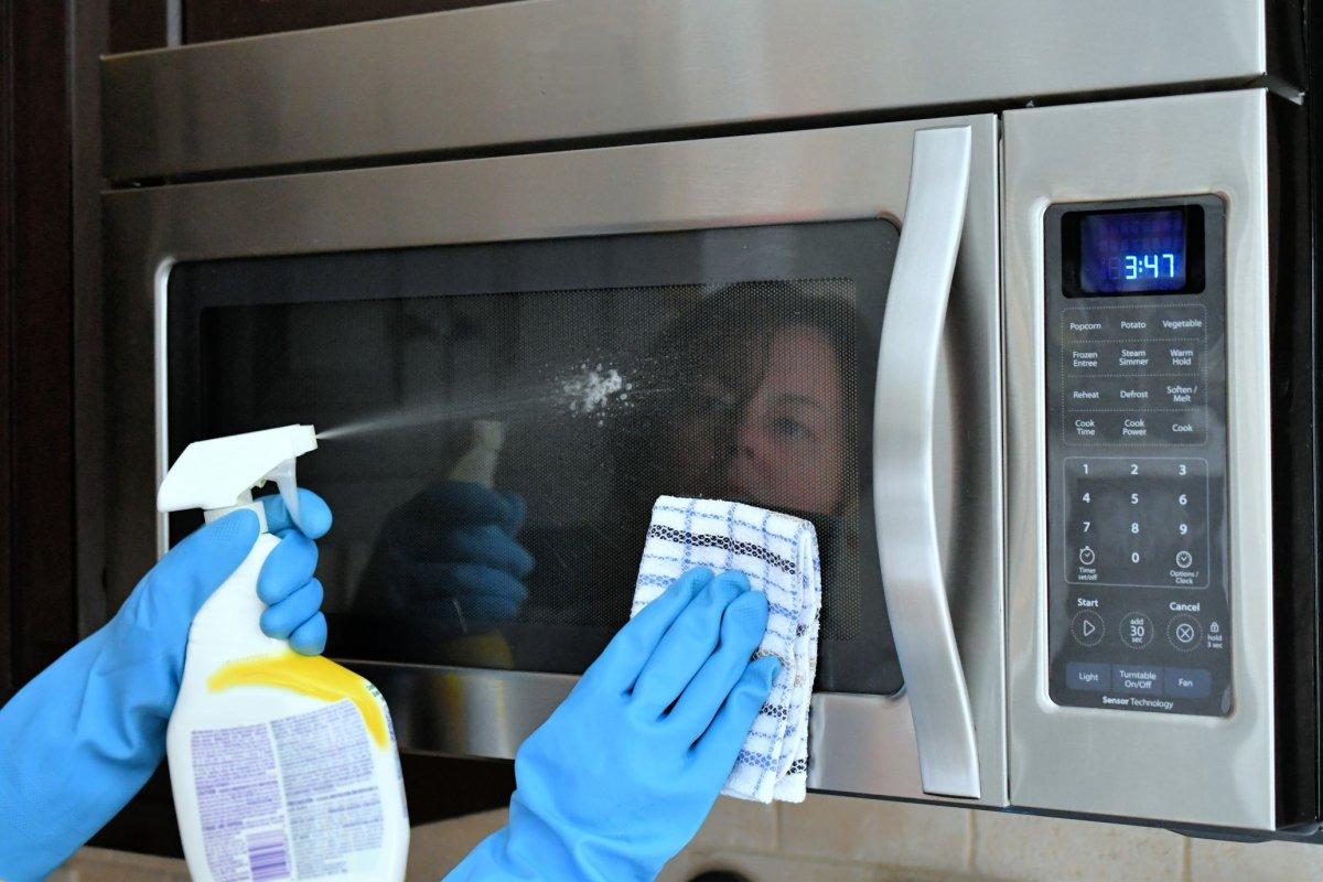 Mikrodalgaya asla koymamanız gereken 7 yiyecek