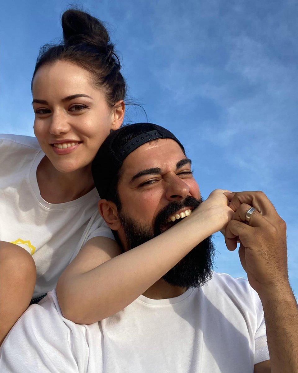 Burak Özçivit'in oğlu Karan şarkı söylüyor