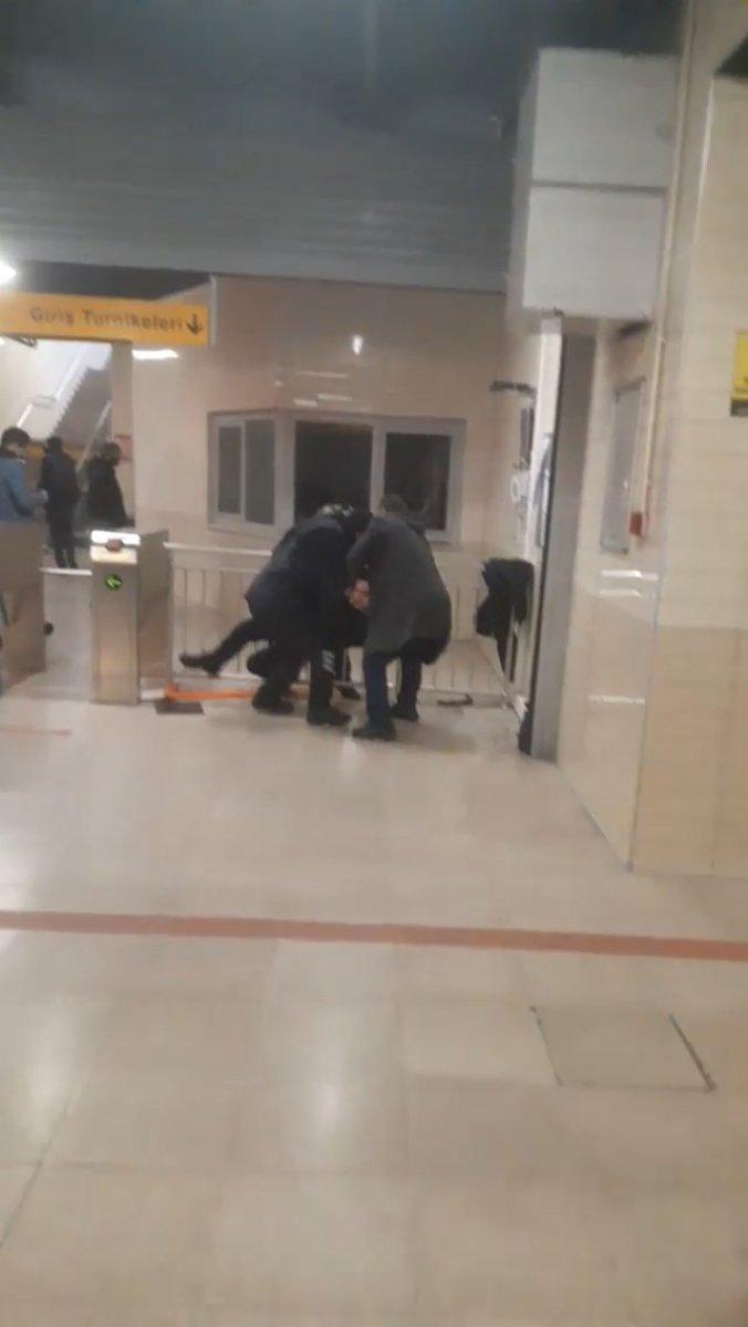 Bursa’da, metro istasyonundaki alkollü şahıs güvenliğe zorluk çıkardı