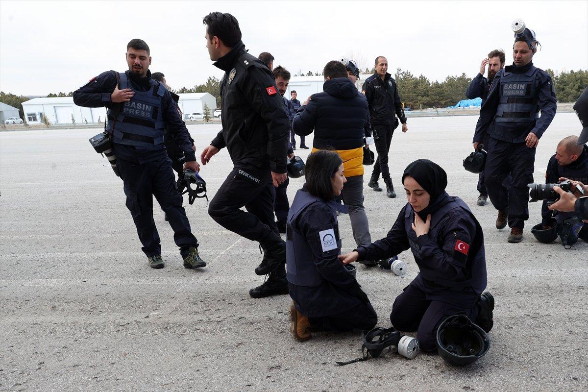 AA'nın savaş muhabirliği eğitiminde toplumsal olaylara müdahale tatbikatı