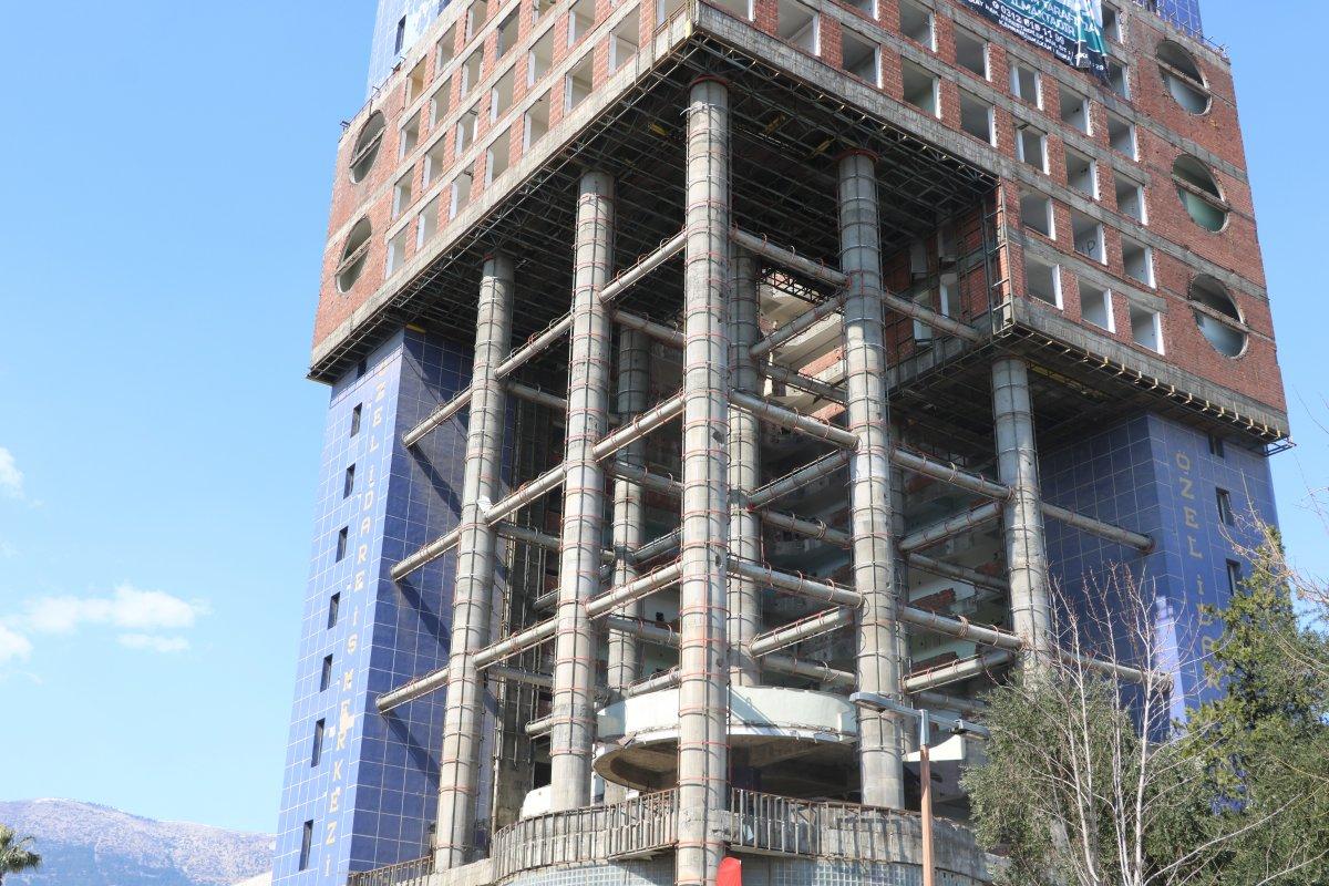 Kahramanmaraş'ta 'Dünyanın en saçma binası'nın yüzde 30'u yıkıldı