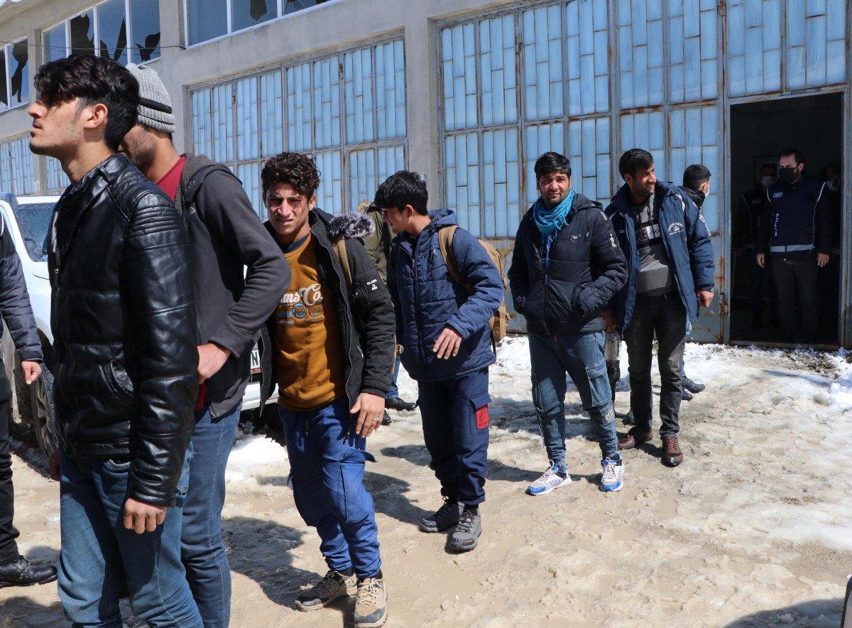 Van’da, kullanılmayan iş yerinde 41 kaçak göçmen yakalandı