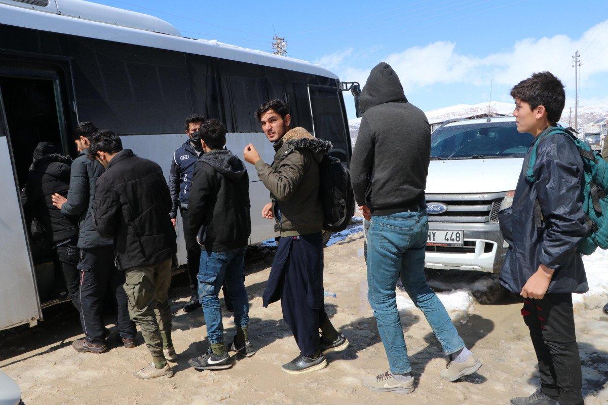 Van’da, kullanılmayan iş yerinde 41 kaçak göçmen yakalandı