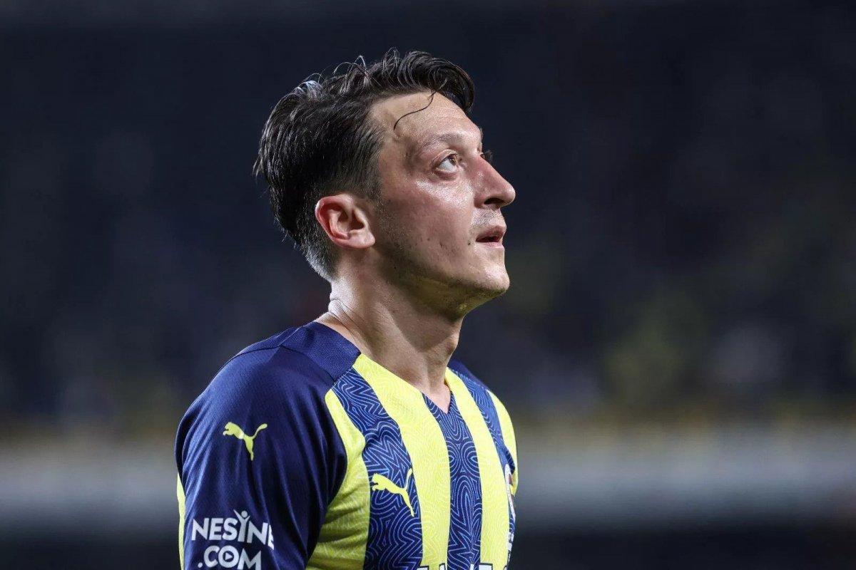 Fenerbahçe'de Mesut Özil ve Ozan Tufan kadro dışı bırakıldı