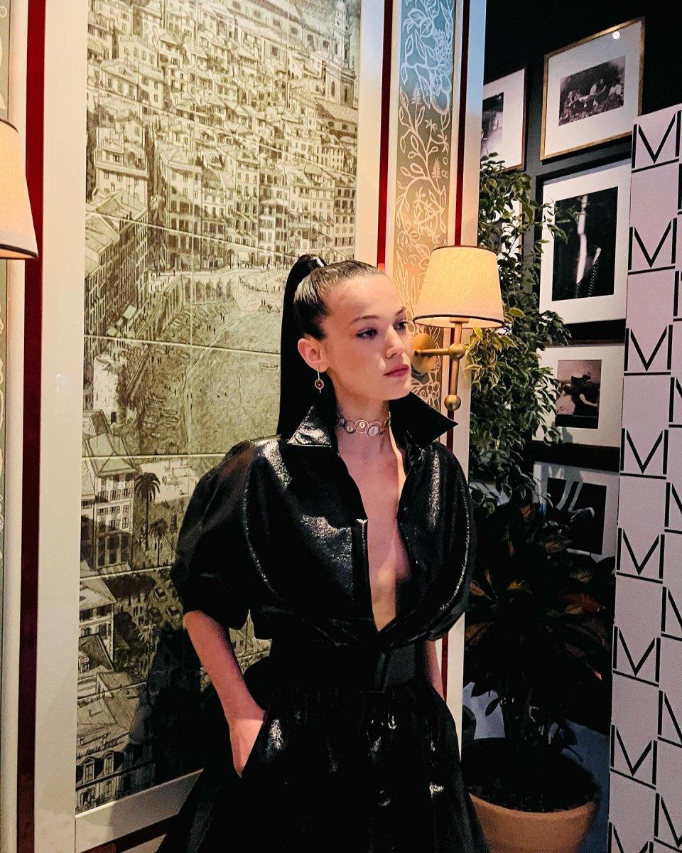 Pınar Deniz, göğüs dekolteli elbise giydi