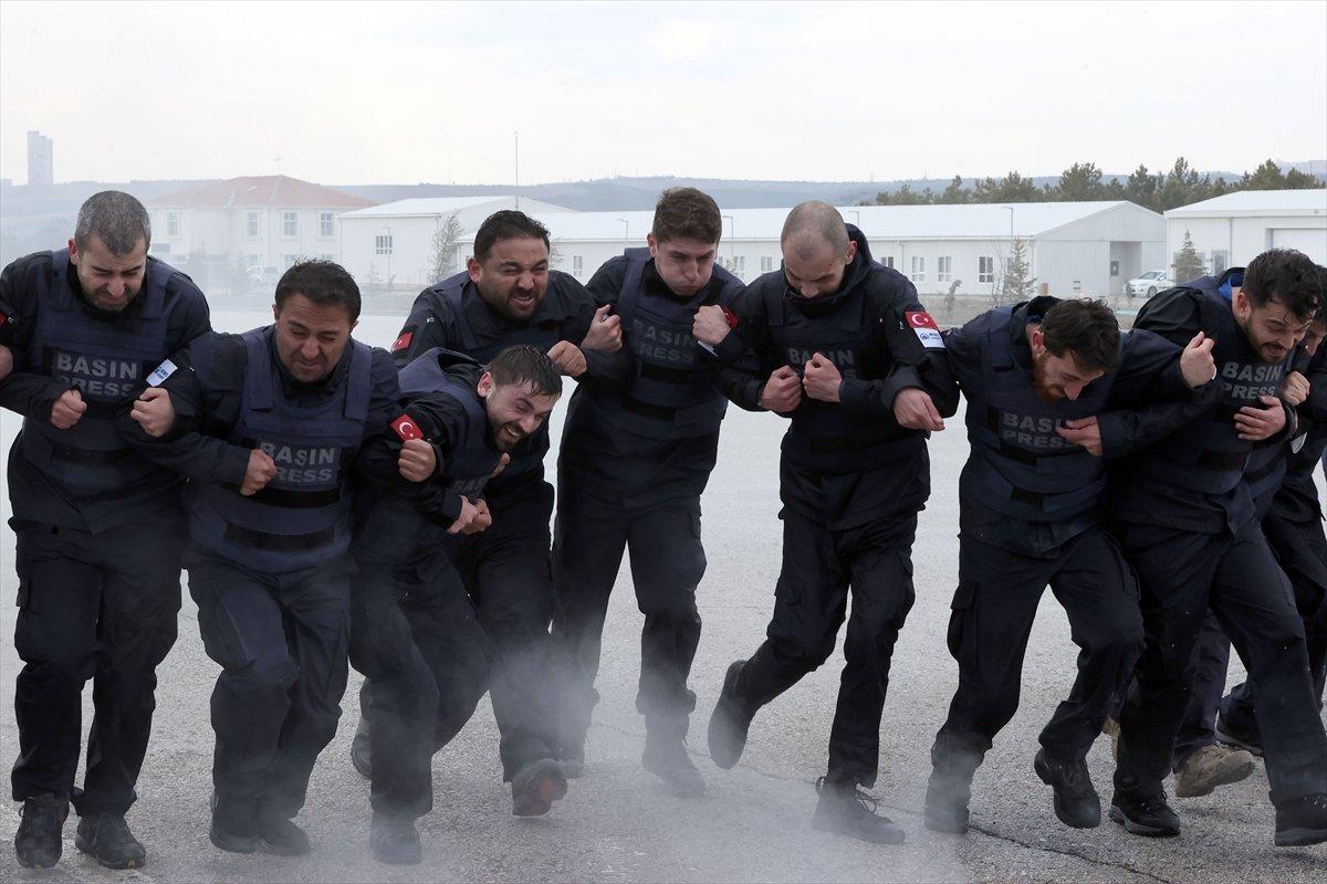 AA'nın savaş muhabirliği eğitiminde toplumsal olaylara müdahale tatbikatı