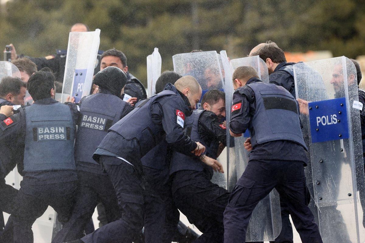 AA'nın savaş muhabirliği eğitiminde toplumsal olaylara müdahale tatbikatı