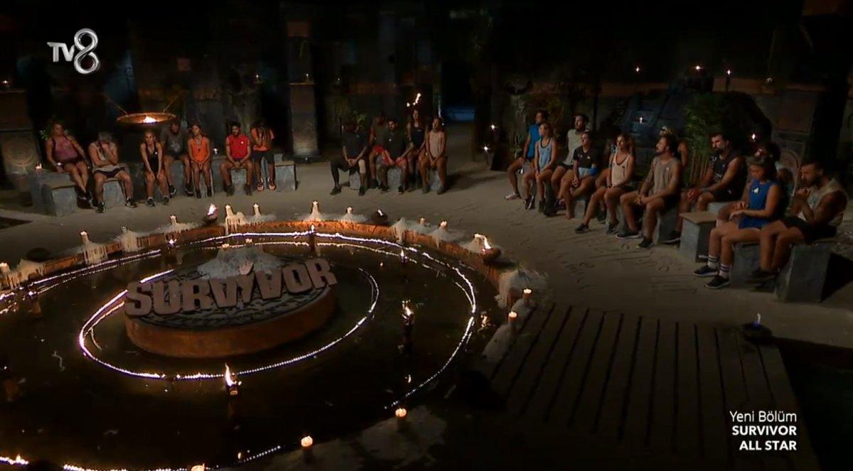 Survivor'a birleşme öncesi veda eden isim Bora oldu