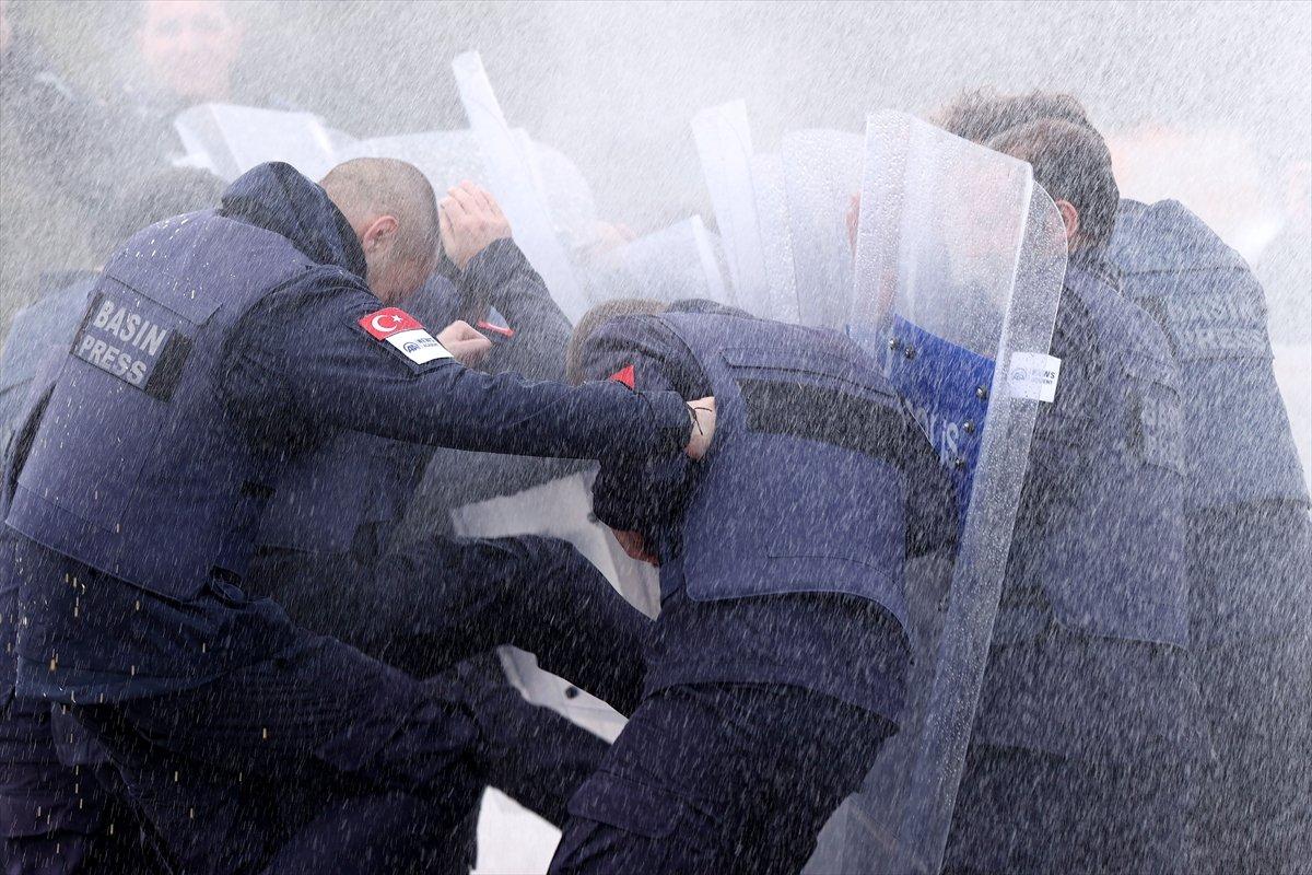 AA'nın savaş muhabirliği eğitiminde toplumsal olaylara müdahale tatbikatı