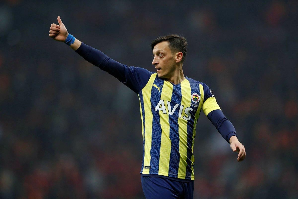 Mesut Özil kulübeye çekiliyor