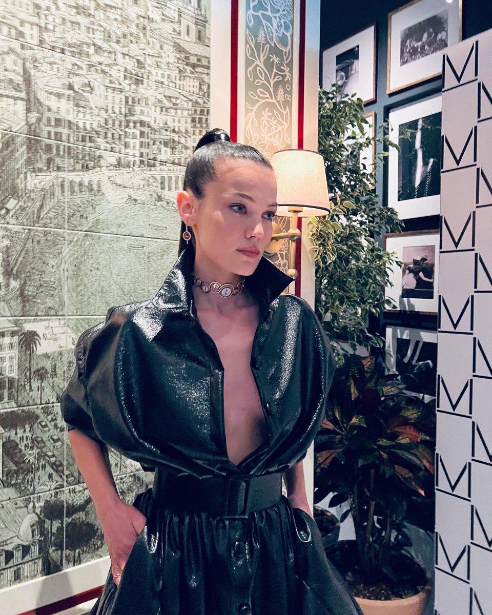 Pınar Deniz, göğüs dekolteli elbise giydi